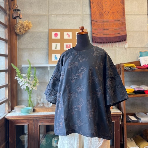 Emago ティータイム総柄刺繍ブラウス