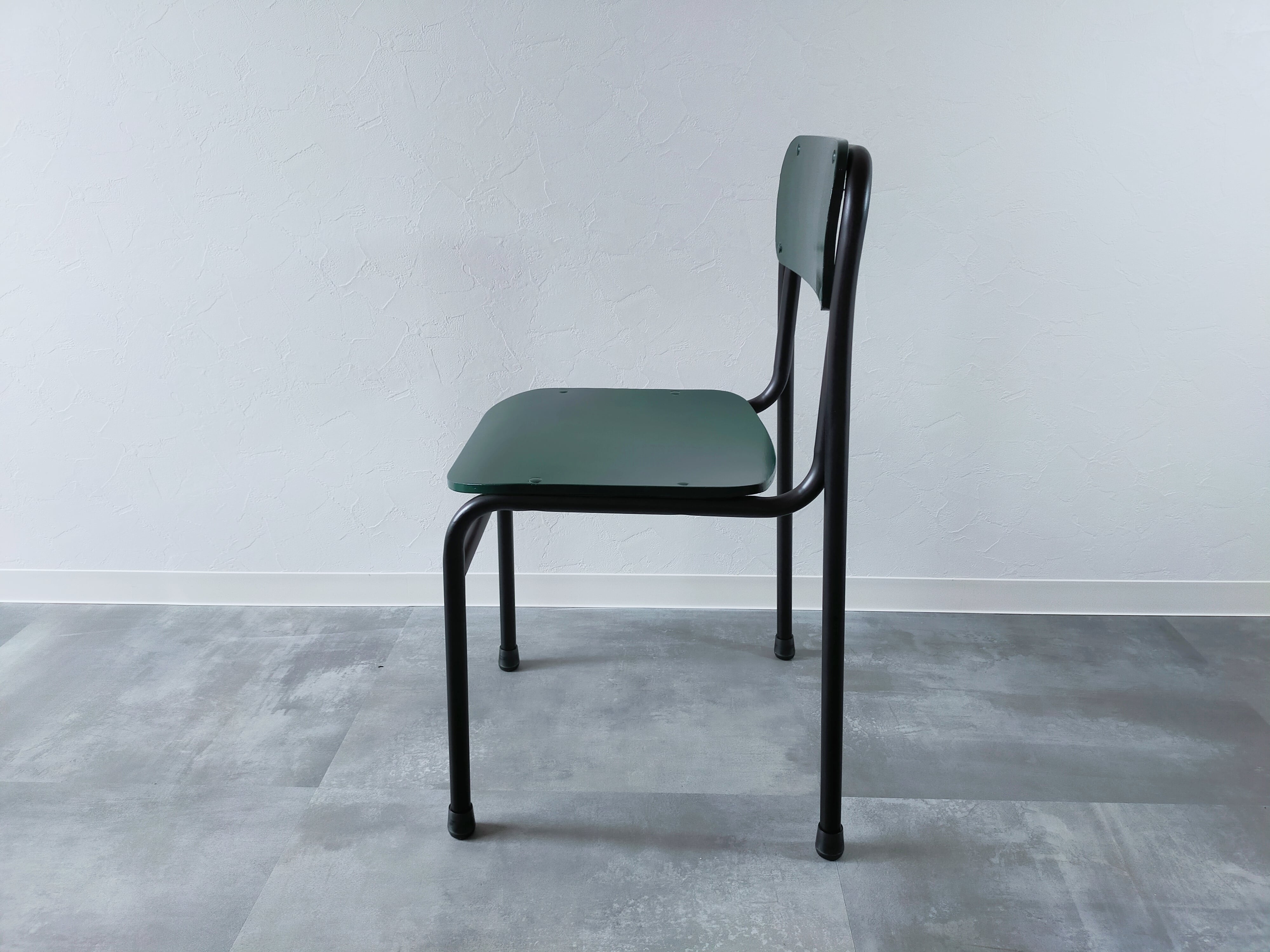 どんな高級チェアよりも「しっくり」（学校椅子×チェア×グリーン