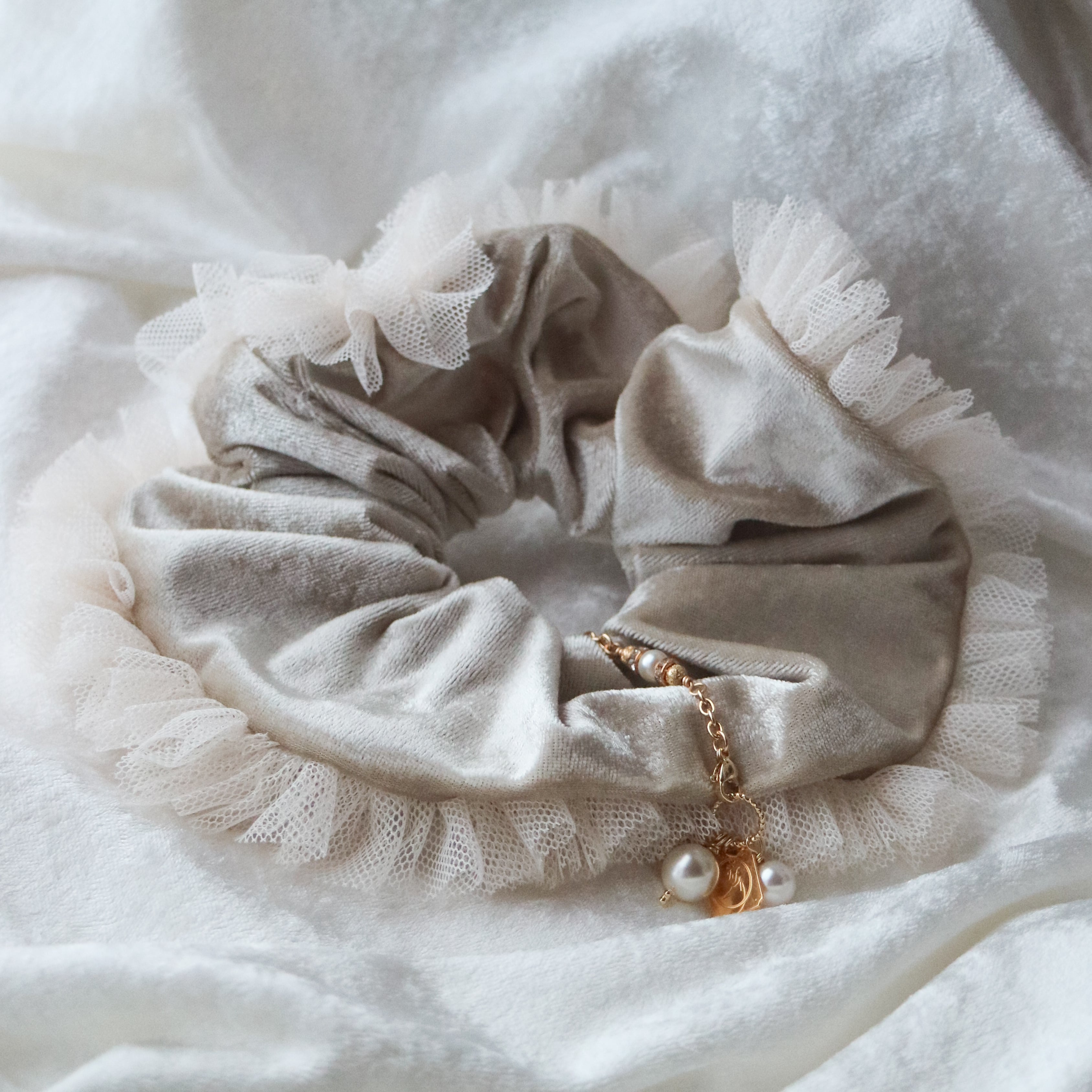 — 気品を纏う、ラグジュアリーなベロアシュシュ — Champagne Beige Gold シャンパンベージュゴールド