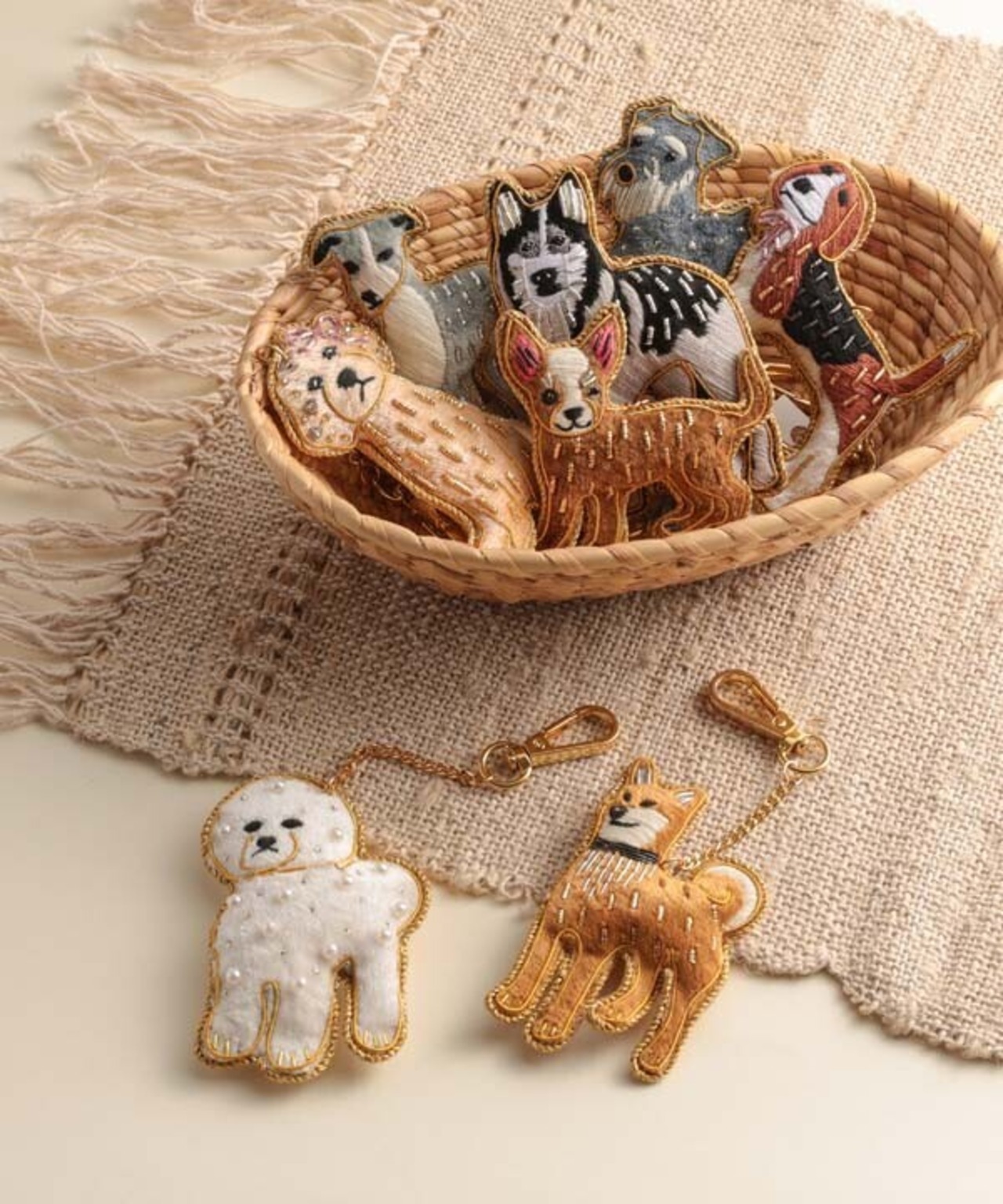 幸せをよぶ　ザリ刺繡チャーム　犬5種　ダックスフント／シュナウザー／イタリアングレーハウンド／ビーグル／ハスキー