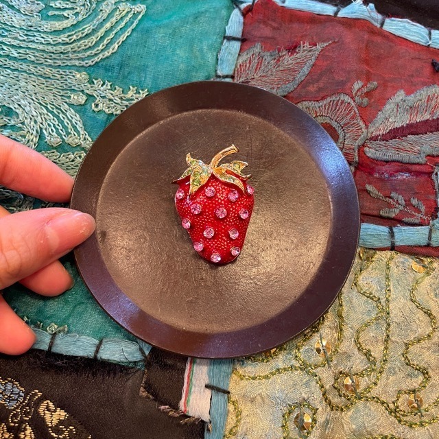 TOPANGA Jewelry Bijou art brooch Strawberry / ビジューアートブローチ ストロベリー いちご プレゼント プチギフト ジャケット 帽子 バッグ ニット キラキラ アクセサリー かわいい ファッション小物