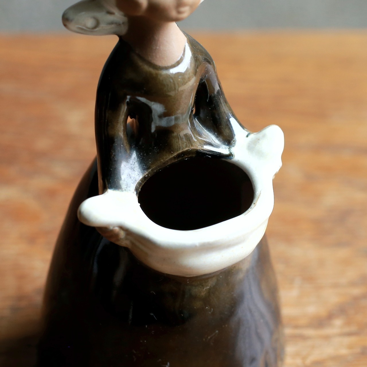 そっと目を閉じた、素朴な女の子のフラワーベース 9