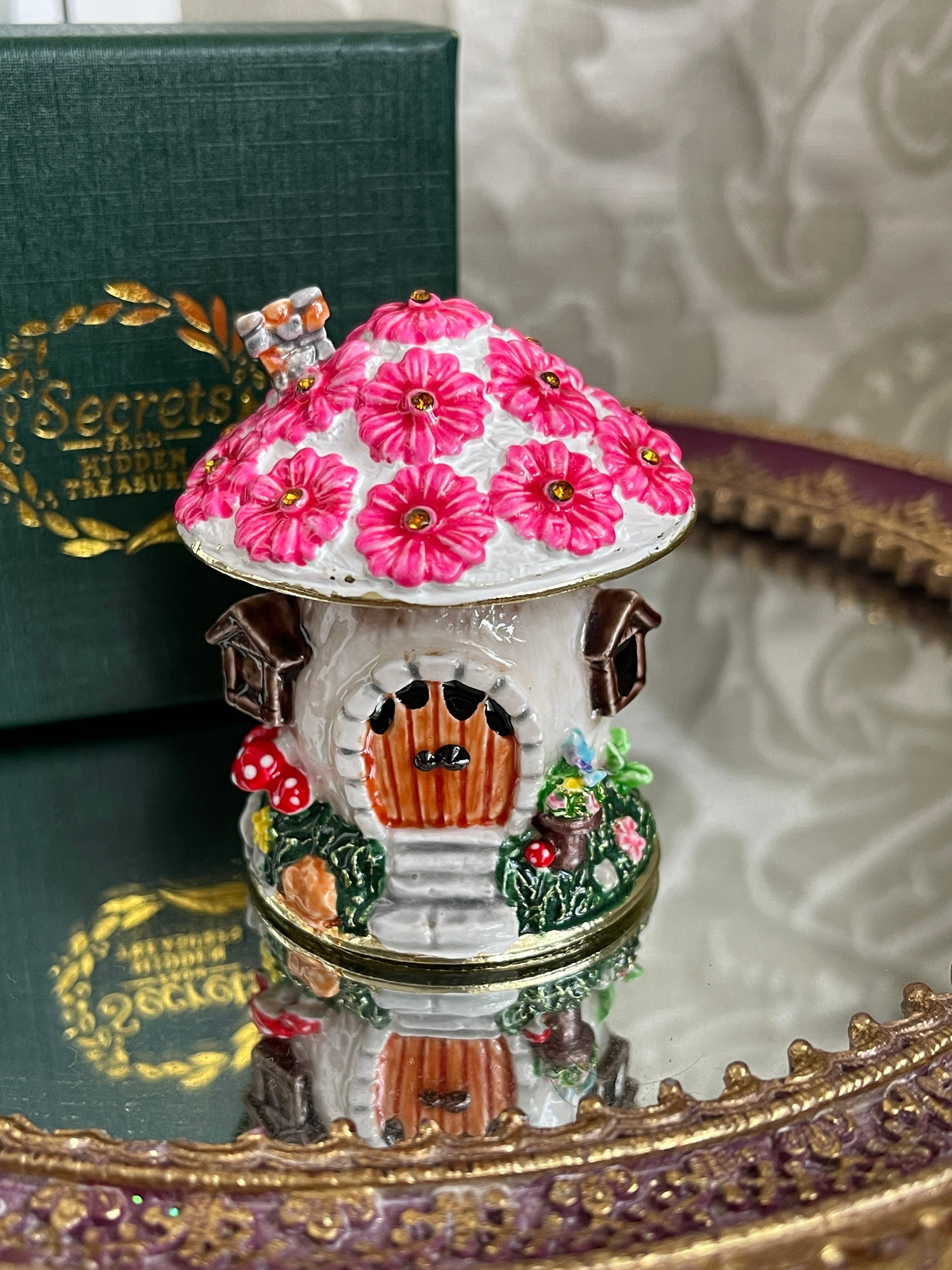 トリ子さま専用‼️ スザンヌさんの布花とアンティークBOX フラワーブランド「SAINT JORDI FLOWERS THE DECORATOR」「花に