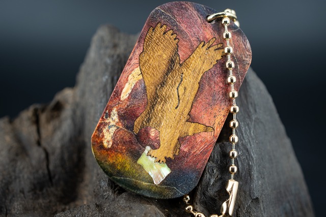 【カナダの象徴】 ハードメープル 瘤杢 スタビライズウッド ドッグタグ 象嵌 トンビと油揚げ