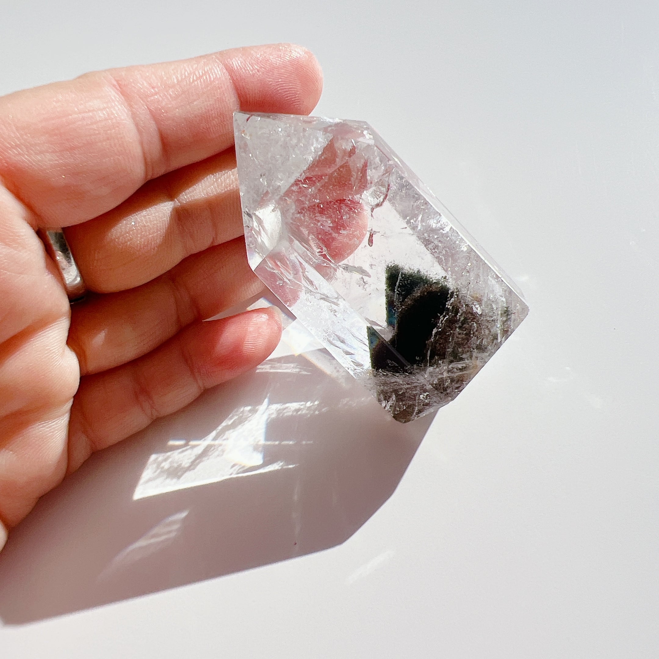 【内包が綺麗】クローライトinクォーツ スイス産 95×47×37mm ネパール産クォーツ、トレモライト＆クローライト (Quartz, Tremolite