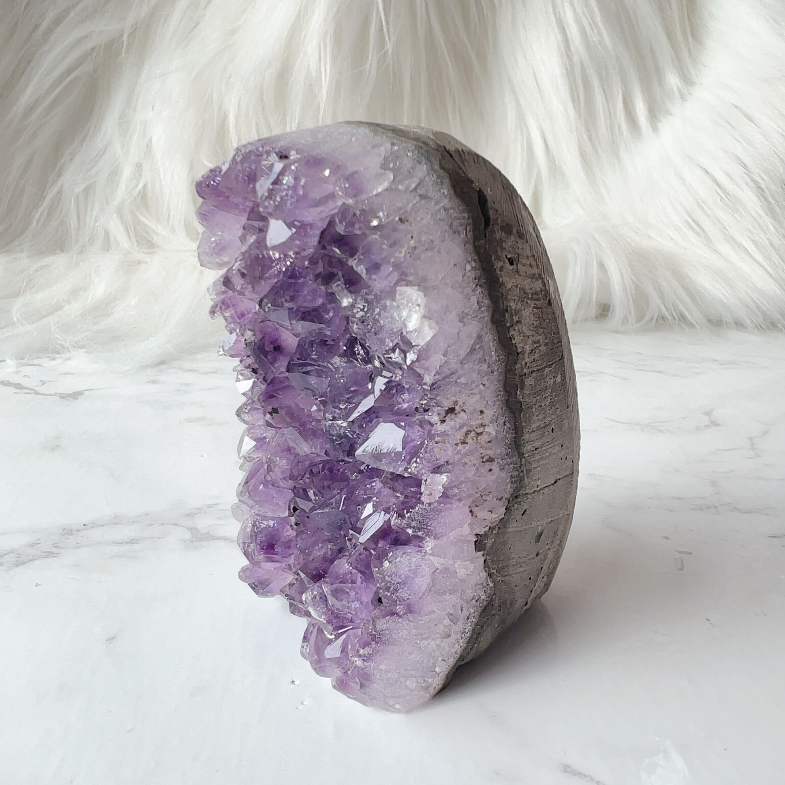 濃い紫が綺麗過ぎる⭐️珍しい1の形をしたアメジスト タワー ドーム 台付 濃い紫が綺麗過ぎる⭐️珍しい1の形をしたアメジスト タワー ドーム 台