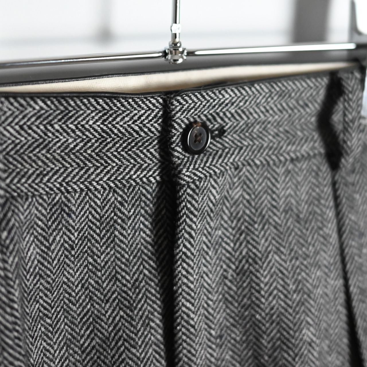INTERIM / INDIA WOOL CLASSIC HERRINGBONE WITH LEATHER PIPING 2-TUCK STRAIGHT SLACKS