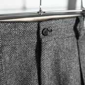 INTERIM / INDIA WOOL CLASSIC HERRINGBONE WITH LEATHER PIPING 2-TUCK STRAIGHT SLACKS