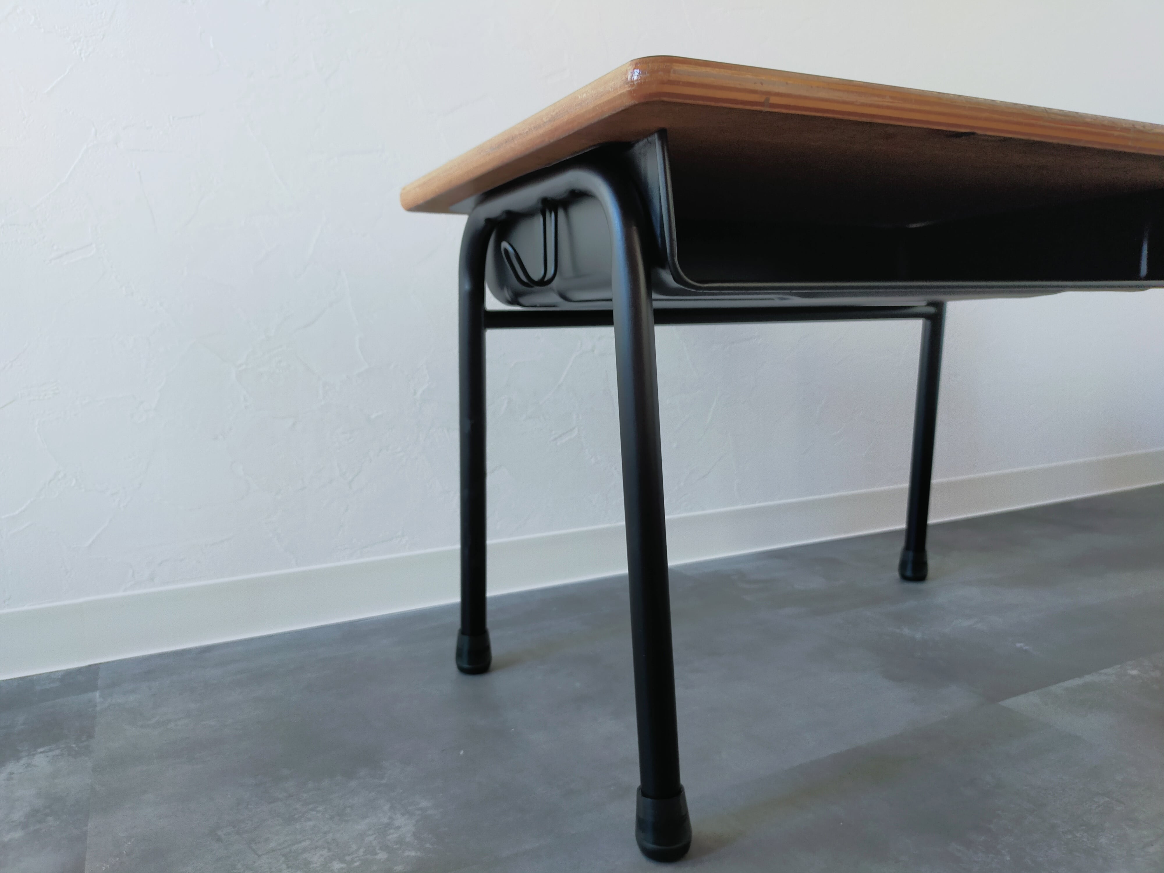 あの頃にタイムスリップ？懐かしさ溢れるローテーブル（学校机