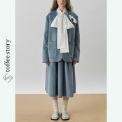 青の揺らぎを重ねる余白：プリーツミモレスカート《XU0281》