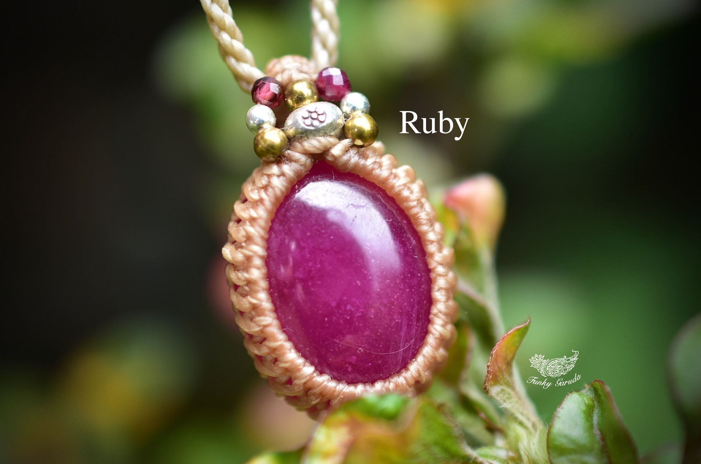 6つのオパールと大粒ルビーのマクラメネックレス