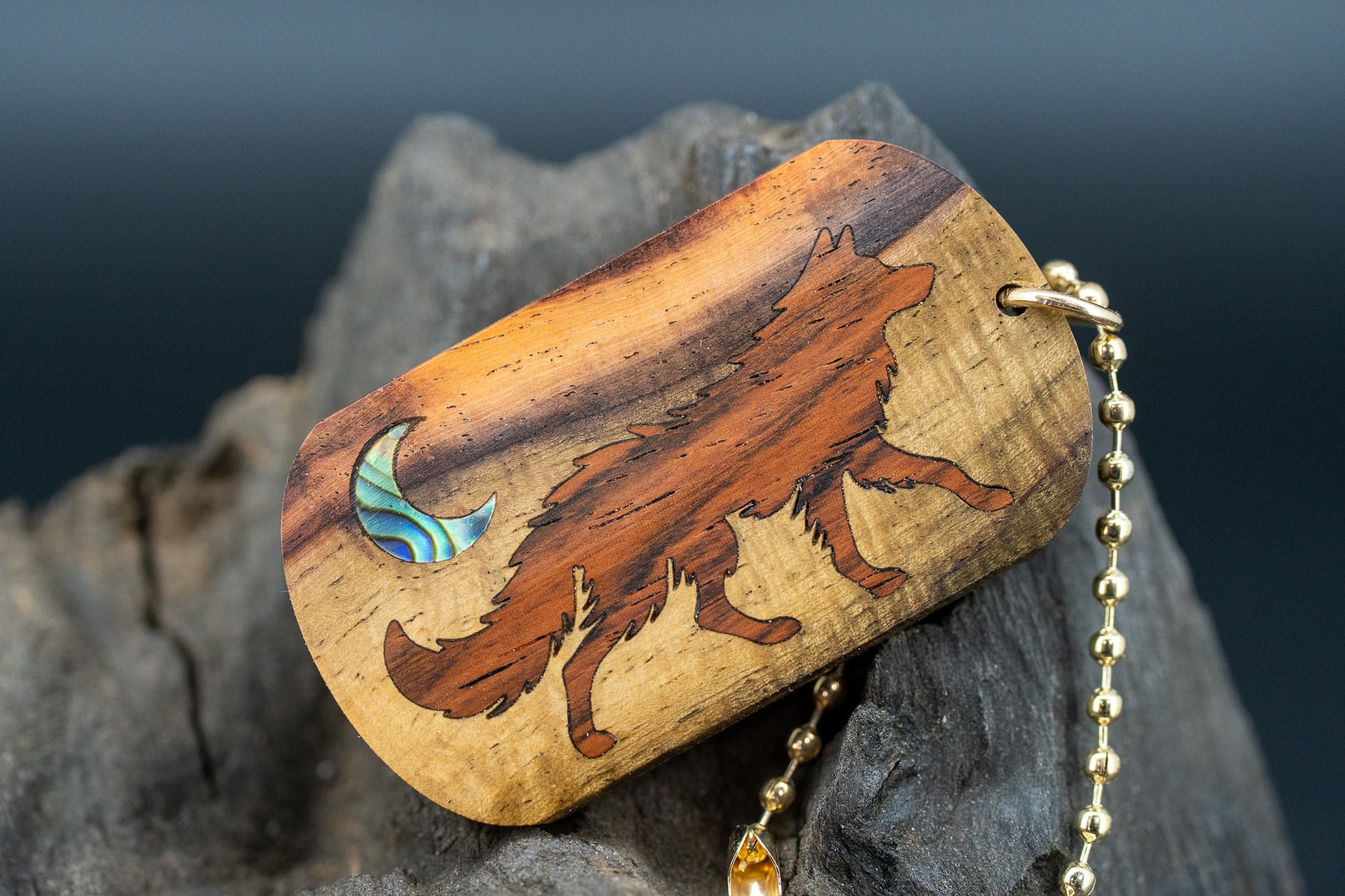 【21世紀最高峰の材】サイアミーズローズウッド マイクロカーリー ドッグタグ 象嵌 闊歩