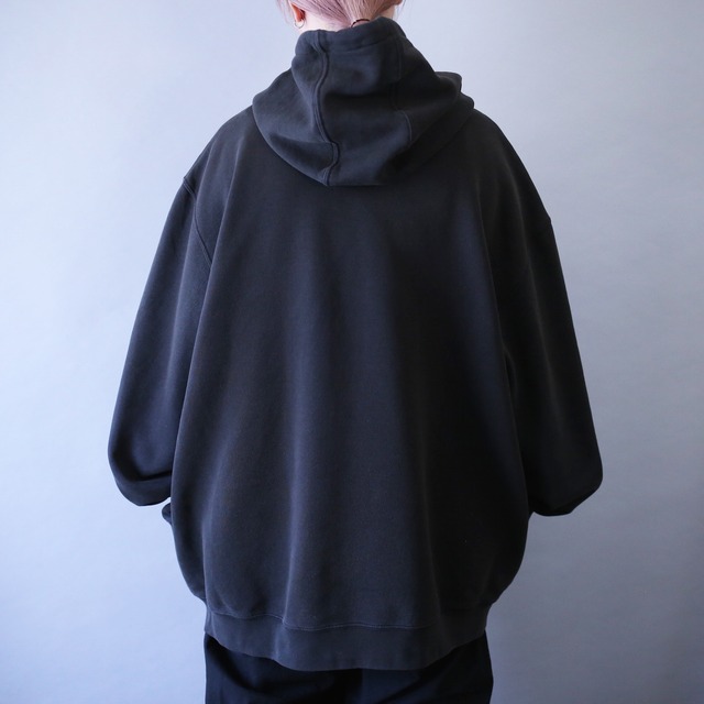 "Carhartt" sleeve logo printed over silhouette black sweat parka