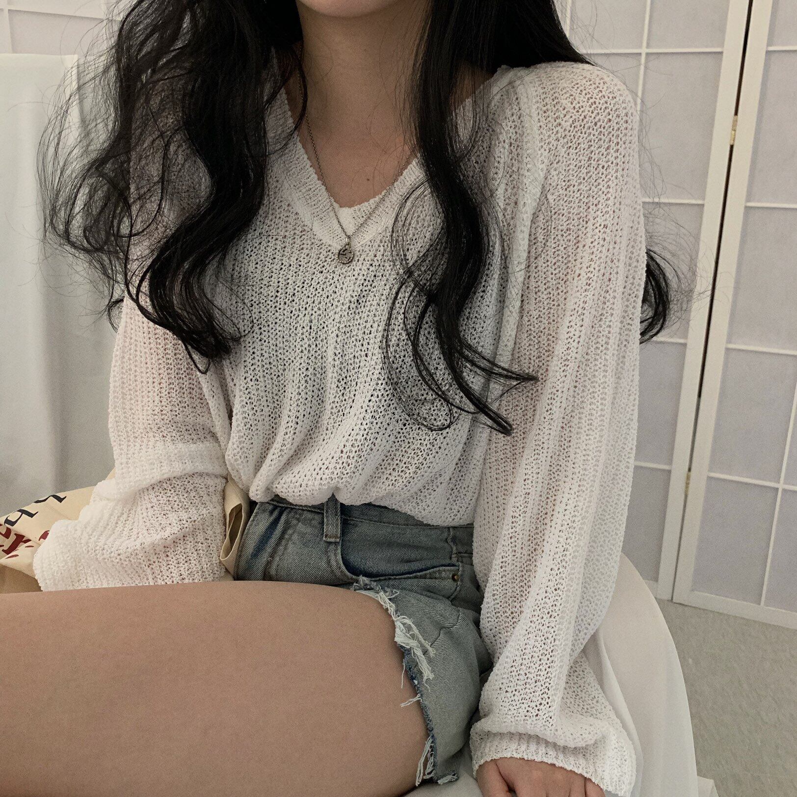 白いセーターの女性の夏の新しいinsタイズ緩い、薄い野生の怠惰なVネック薄いブラウストップ クレセントシティ93435981701
