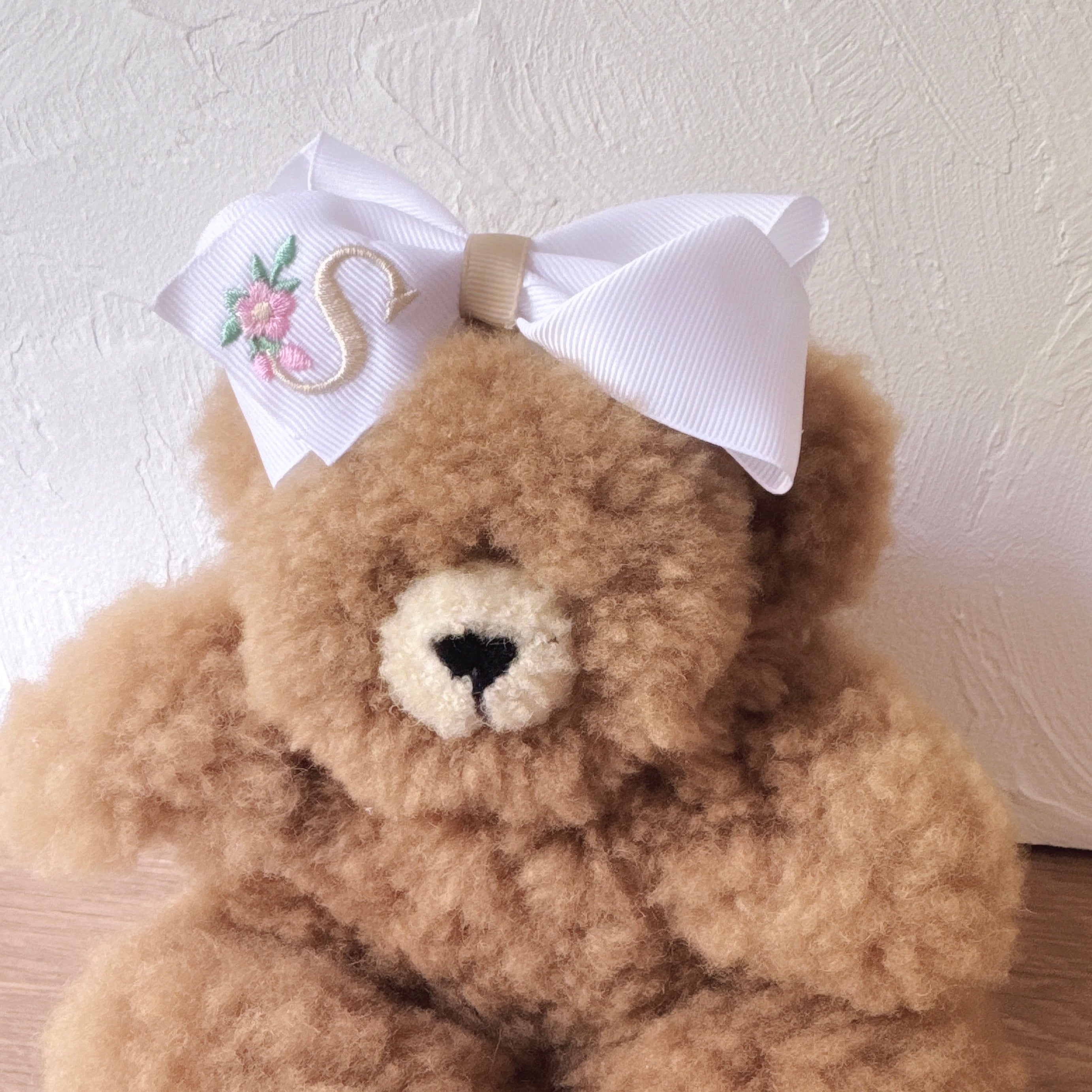 イニシャル大きなおリボン(後ろ支え付き)