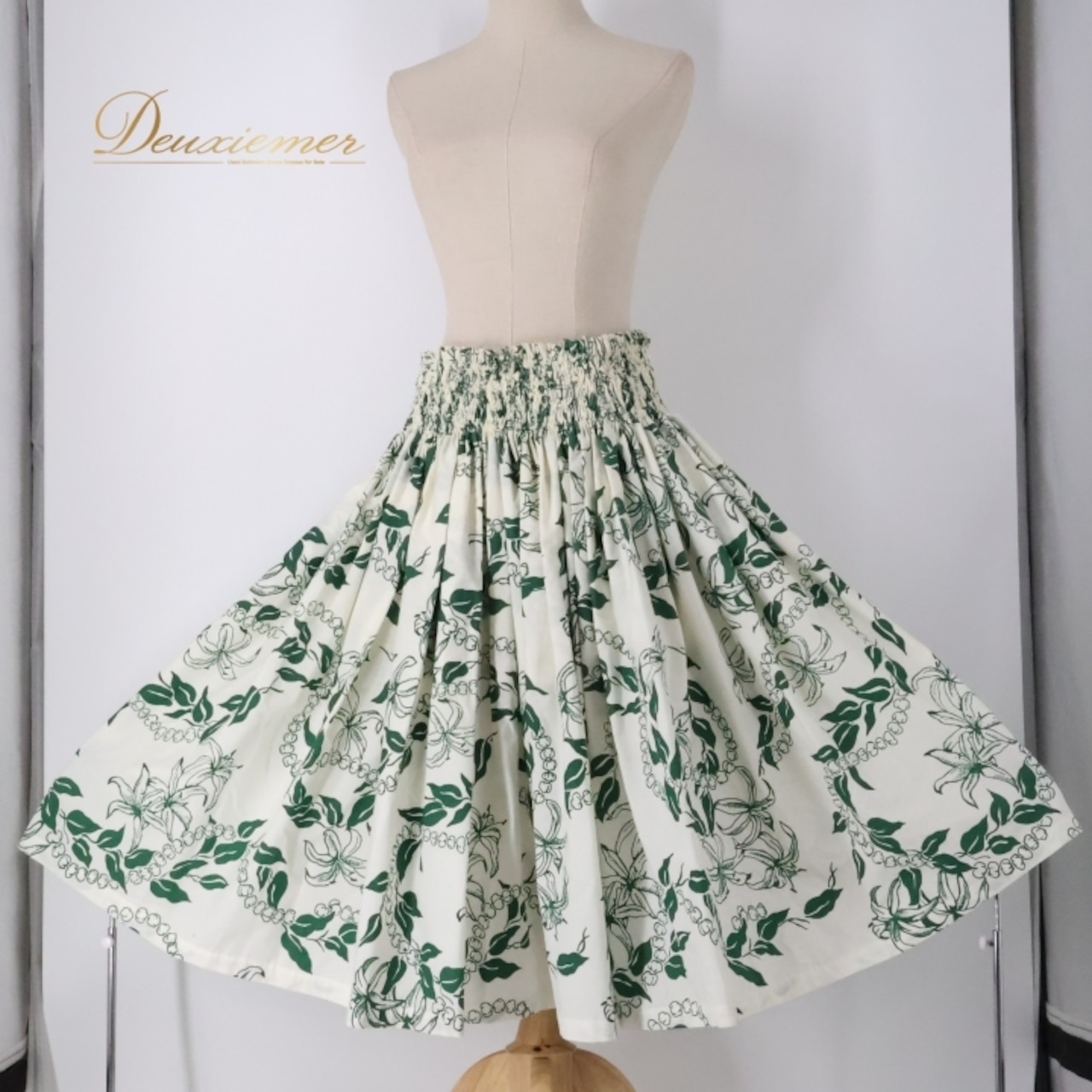 フラダンス 衣装 パウスカート ホワイト系 マカマカ MakaMaka ハワイアンプリント 花柄 植物柄 アロハ フラ ダンス レッスン 練習 シングル スカート フレア ふんわり グリーン系 白 緑 華やか かわいい おしゃれ 上品 大人っぽい フラダンス衣装 夏用 アロハ柄 ハワイアンリゾート おしゃれ着 エスニック カジュアル