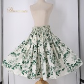 フラダンス 衣装 パウスカート ホワイト系 マカマカ MakaMaka ハワイアンプリント 花柄 植物柄 アロハ フラ ダンス レッスン 練習 シングル スカート フレア ふんわり グリーン系 白 緑 華やか かわいい おしゃれ 上品 大人っぽい フラダンス衣装 夏用 アロハ柄 ハワイアンリゾート おしゃれ着 エスニック カジュアル