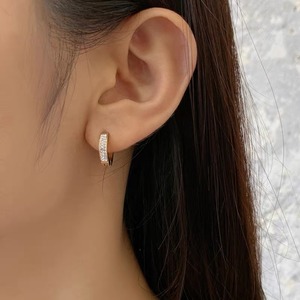 フープピアス　プチプラ　シンプル　きれいめ　大人　２０代３０代４０代