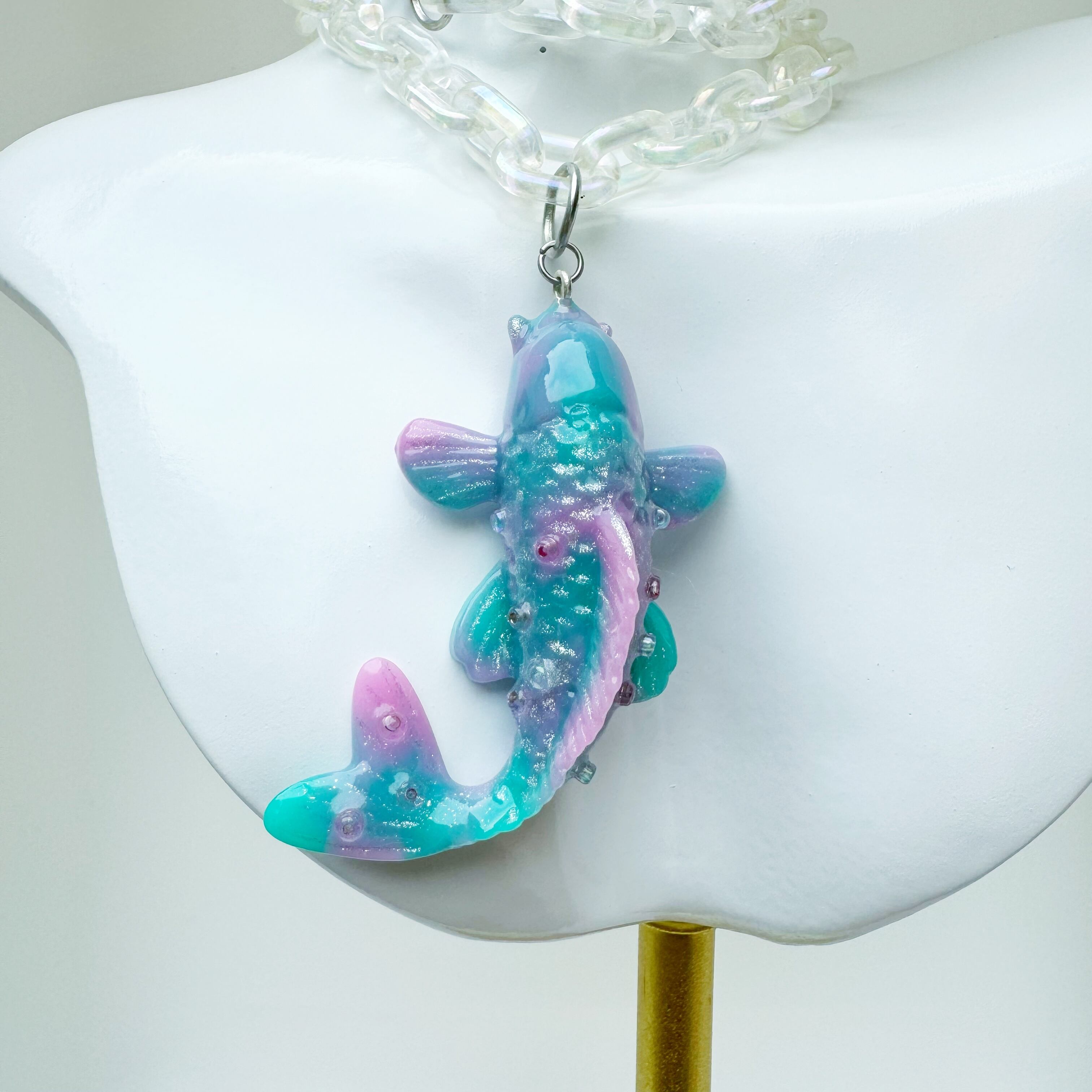 サイケな鯉のネックレス │ グリーンとピンク | mahotaira │ レジン