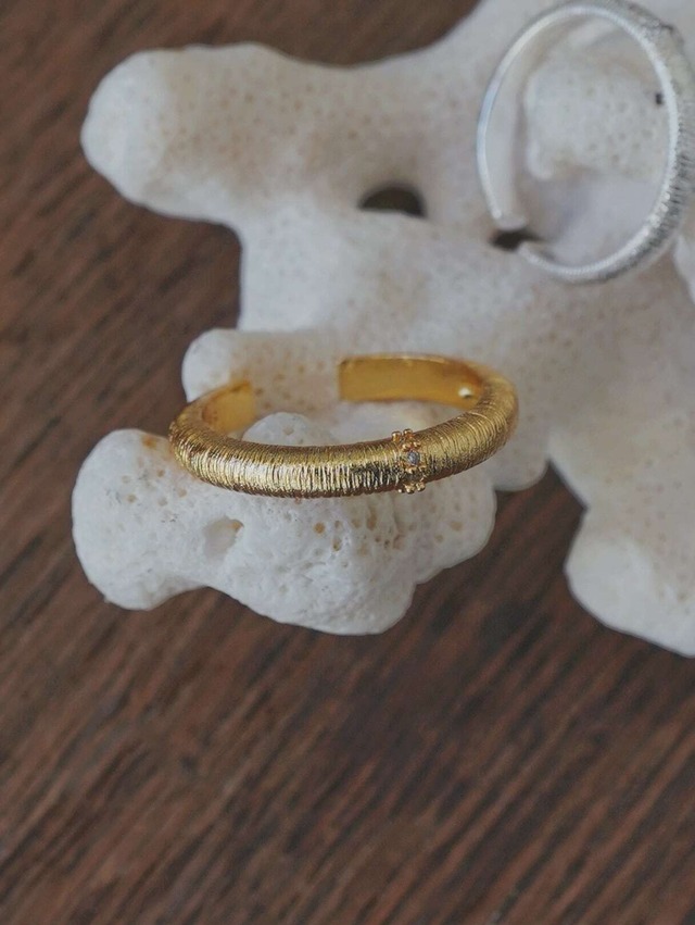 TEXTURED RING