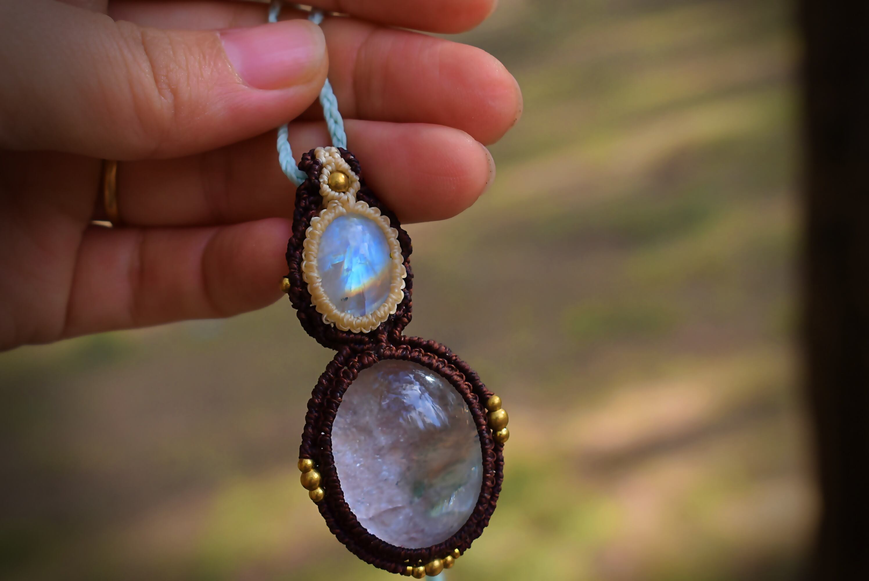 虹とピンクの月★ロイヤルレインボームーンストーンとピンクガーデン水晶 マクラメペンダント