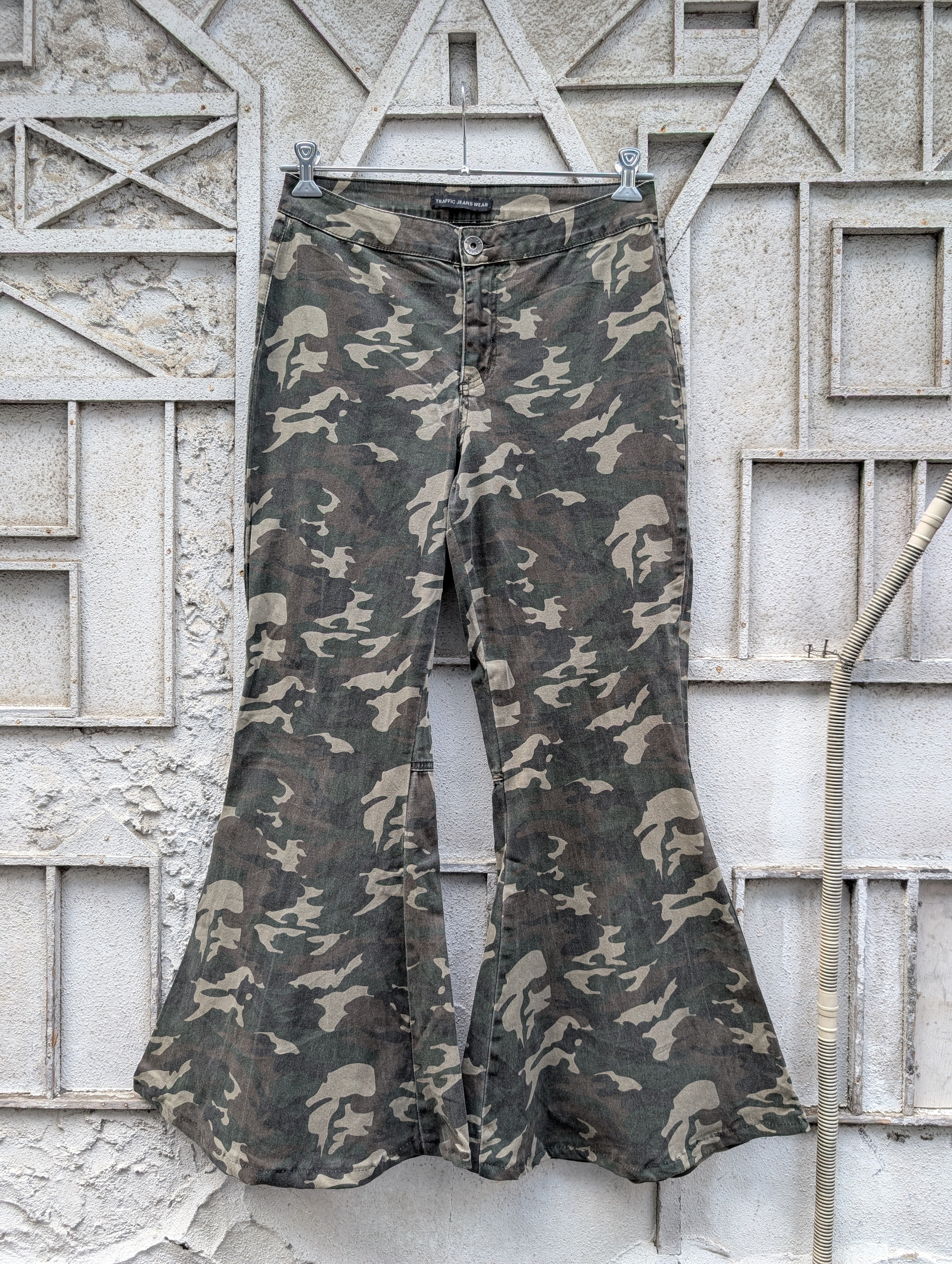 "CAMOUFLAGE" flare pants