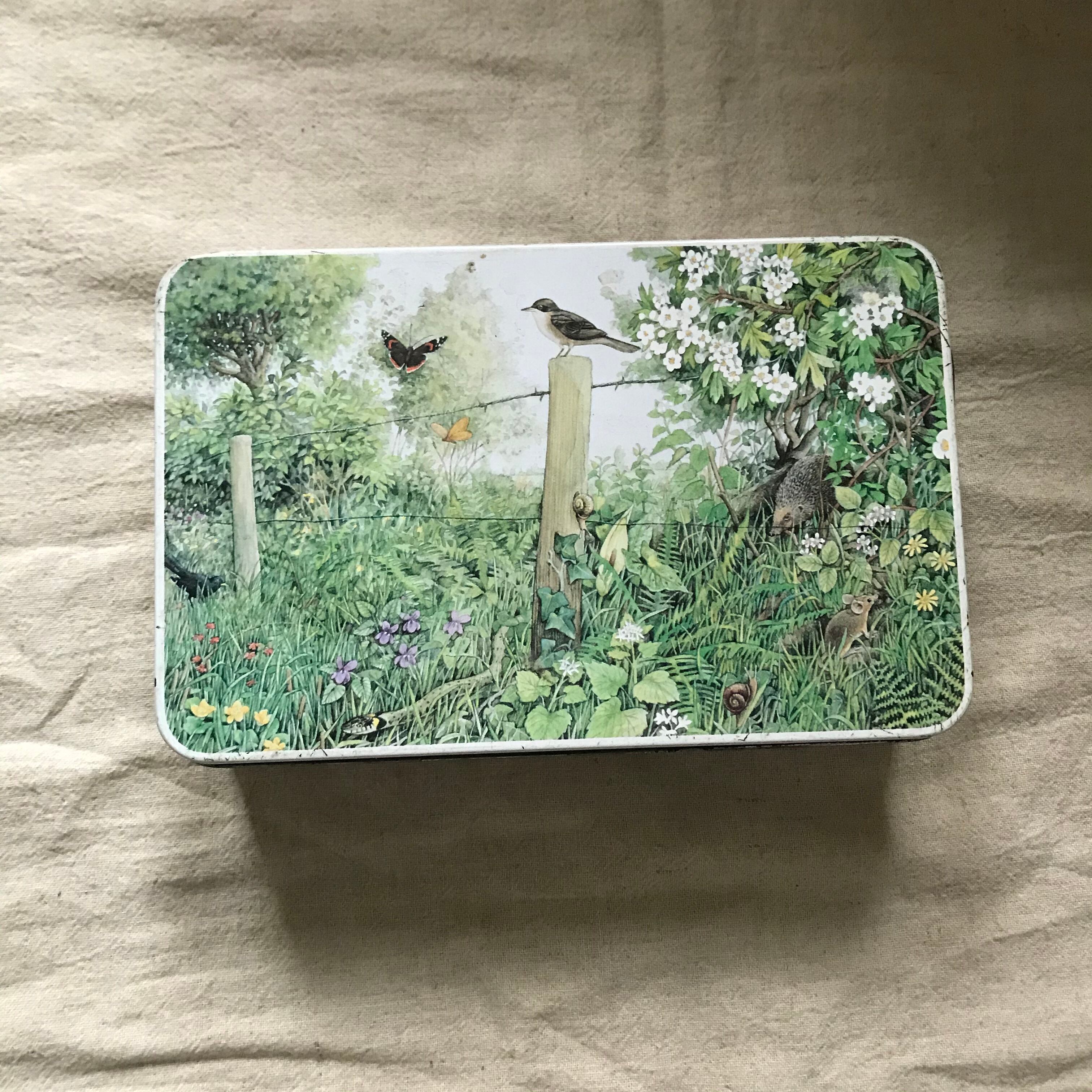 植物と動物の缶