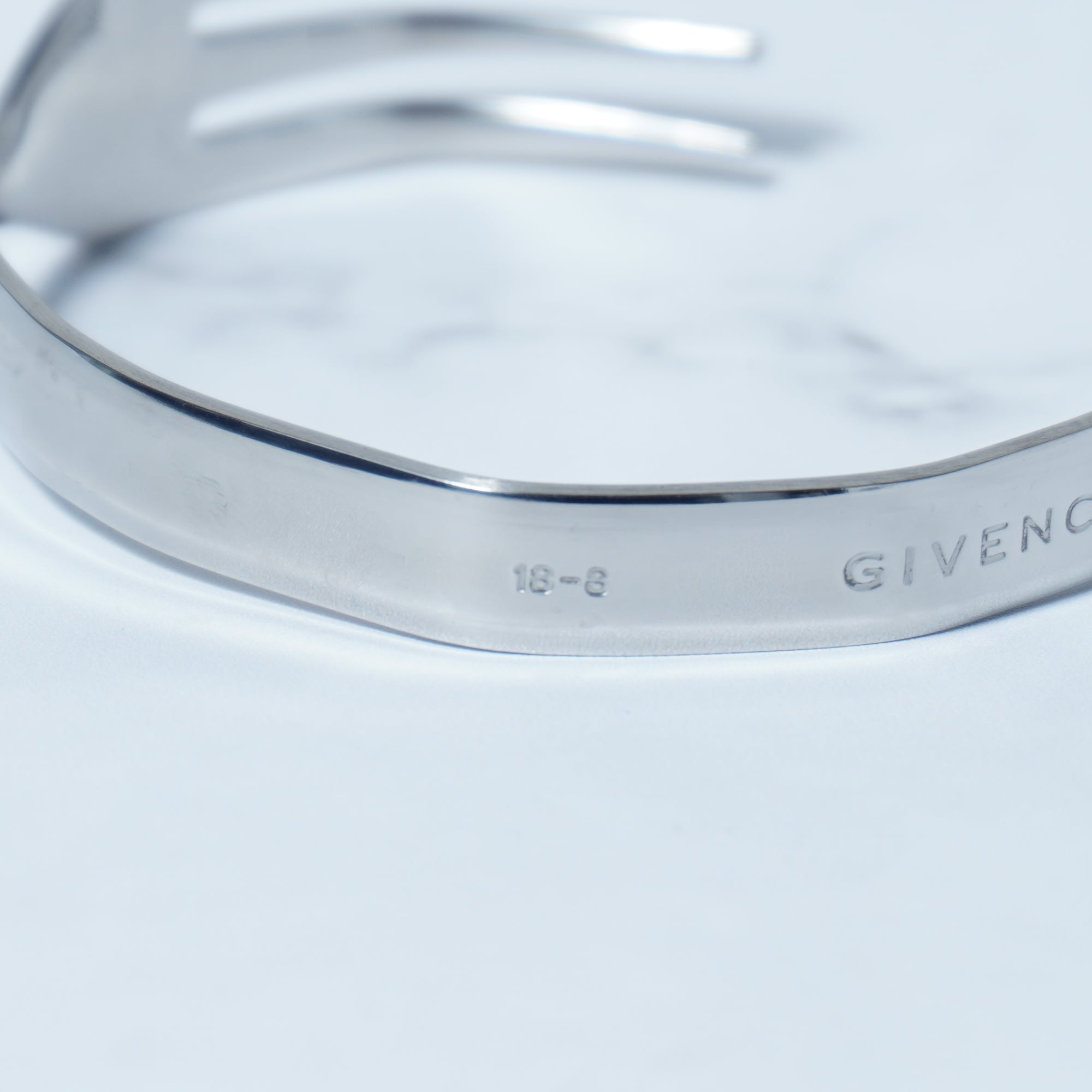 GIVENCHY】ジバンシー ”4Gロゴ” フォークバングル silver | ブランド