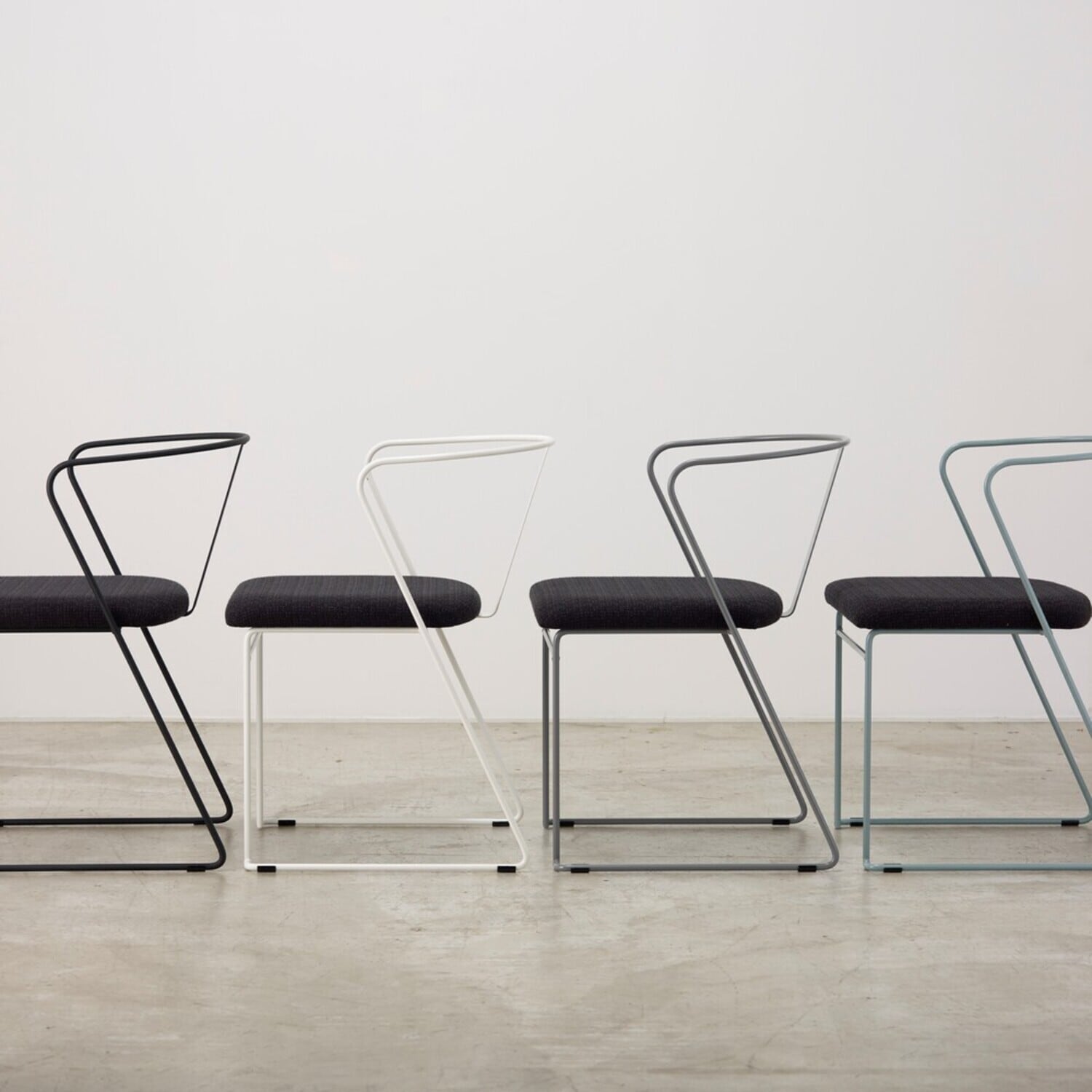 あらゆるシーンで活躍する feliceスタッキングチェア 【FEL2100 FB-AA】 サンドブラック 国産椅子 鉄製家具 日本製