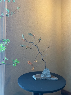 142 石の花器・石の敷台・枝ものセット