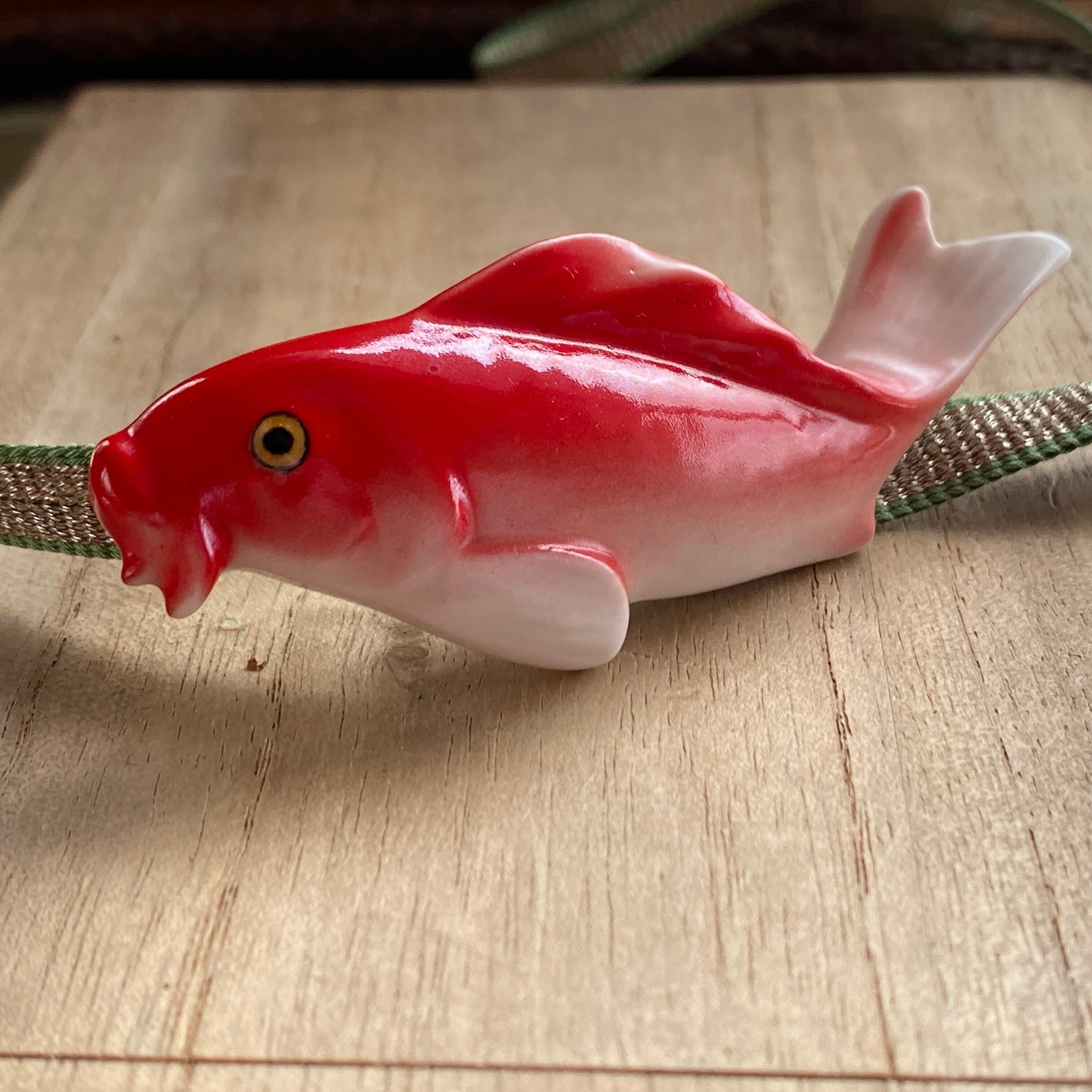 アンティーク　日本陶器　ボーンチャイナ緋鯉の帯留め