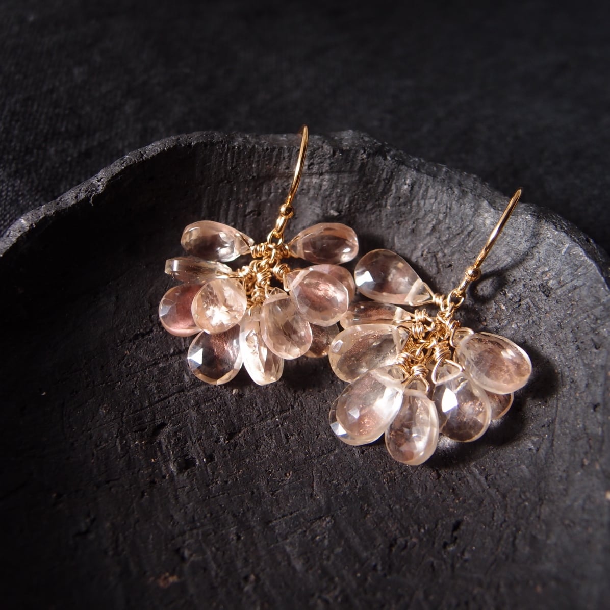 14kgf*サンストーンの天然石3連ピアス