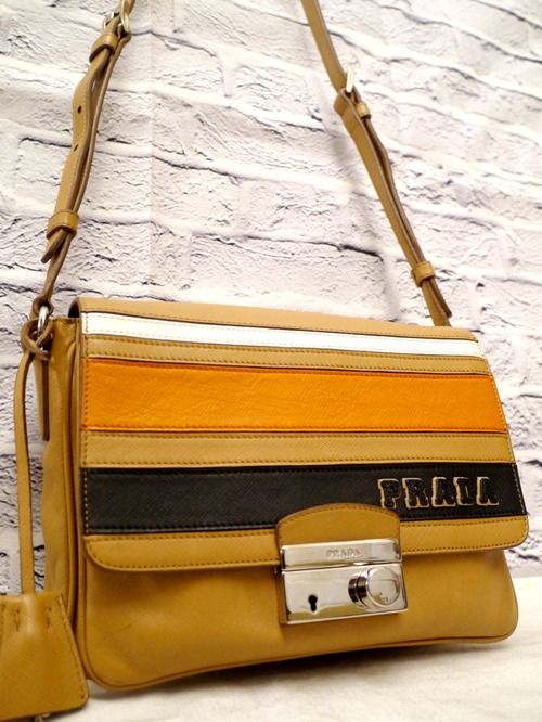 美品◆PRADA プラダ SAFFIANO LUX サフィアーノ ルクス ロゴエンボス ボーダー クロスボディ レザー ショルダー バッグ 明茶◆ 希少モデル