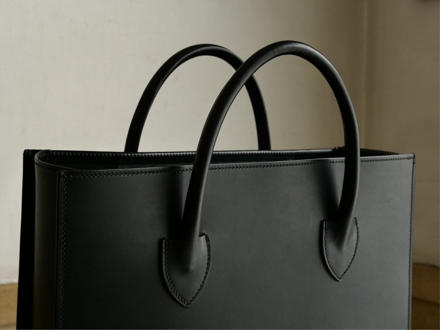 ほぼ新品 SOLE OPTION KEW レザートートバッグ 英国製 イギリス製 SOLE OPTION】KEW / BLACK / Leather Tote Large | UNION WORKS ONLINE