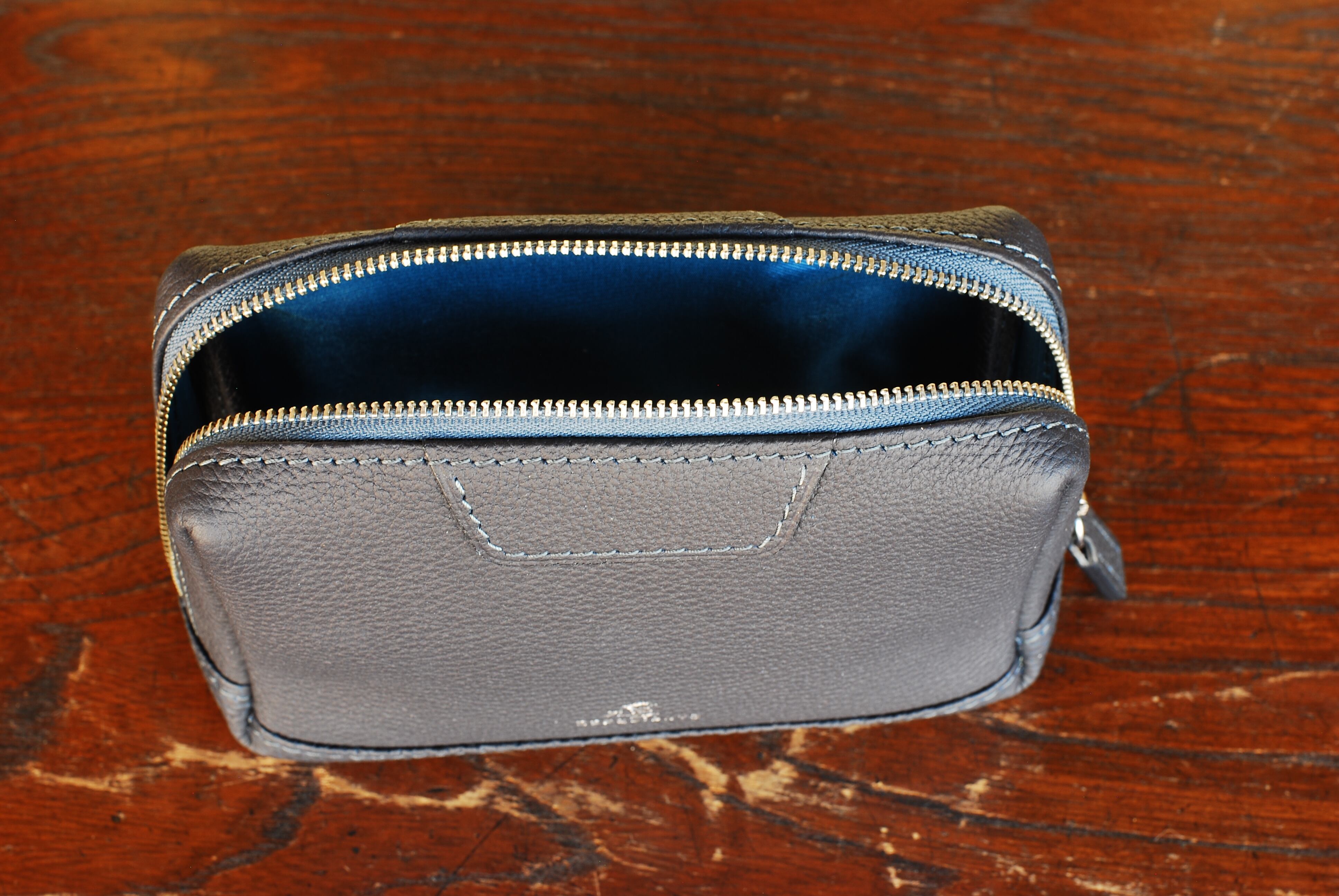 革の質感が心地よい上質な『レザーポーチ』ドイツシュリンク：ネイビー