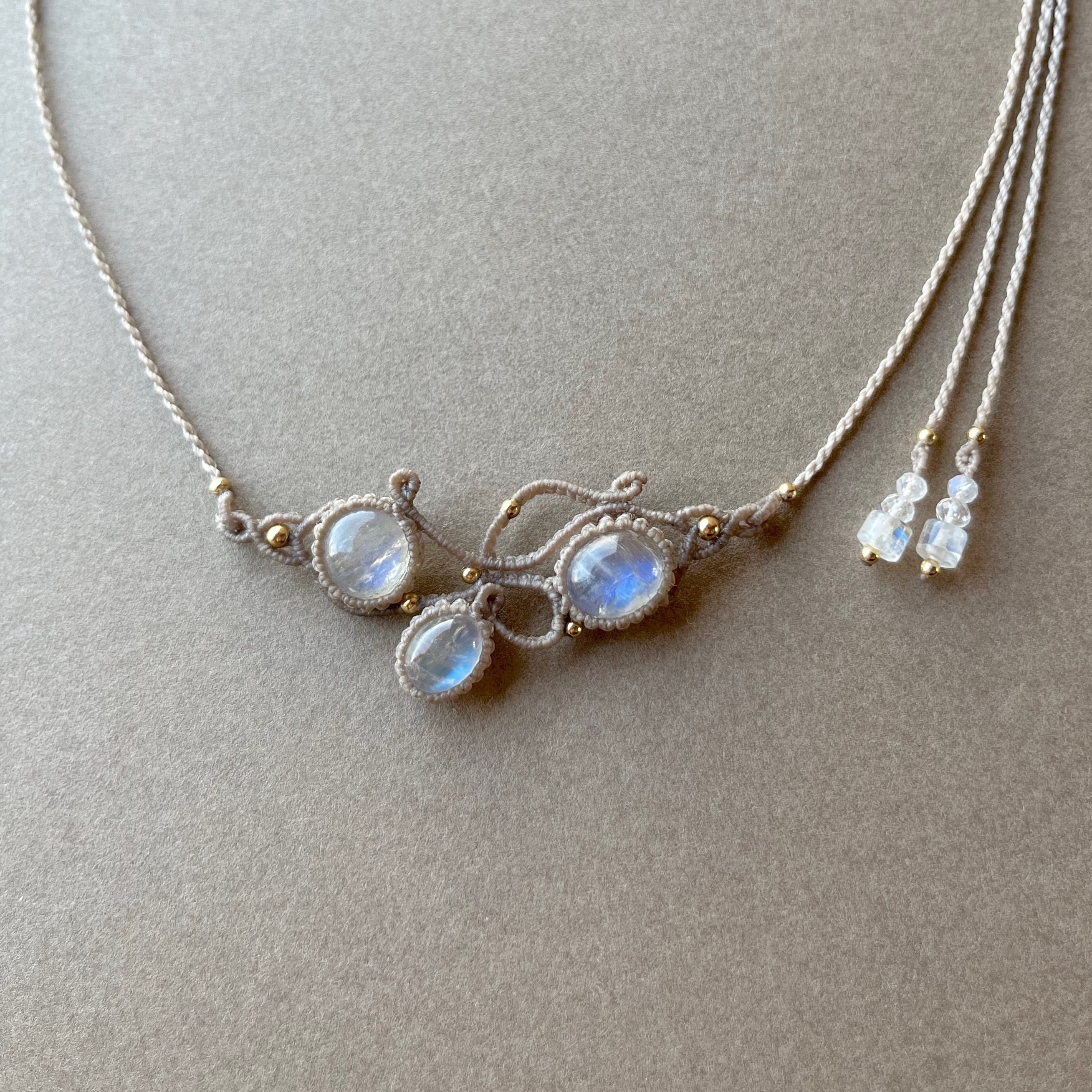 ムーンストーンのマクラメ編み 天然石ネックレス | SHANTi WALA