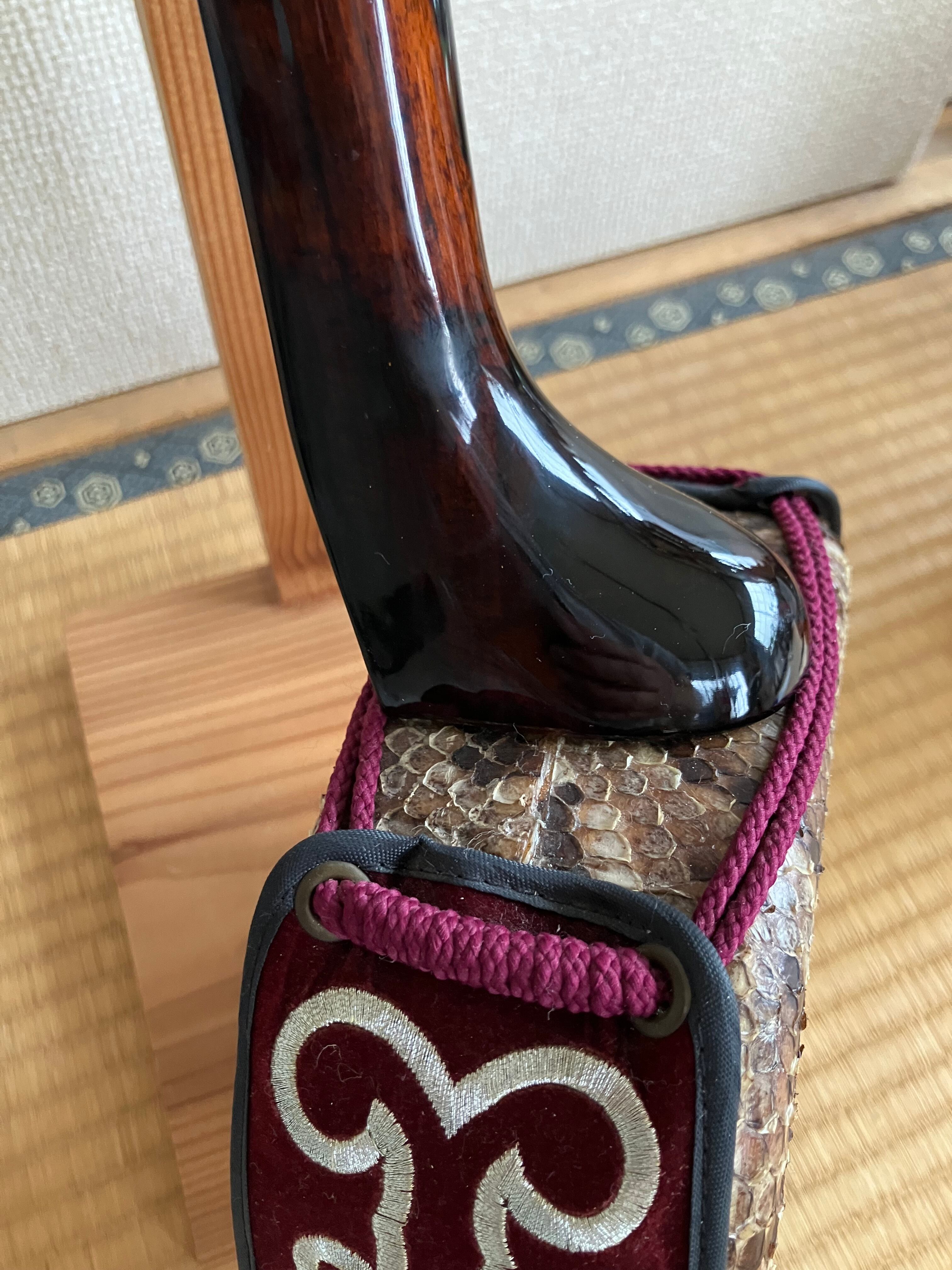匠 工芸士仲嶺盛文作上級黒檀マカビ型スンチ仕上げ黄本皮 | クオレ三線