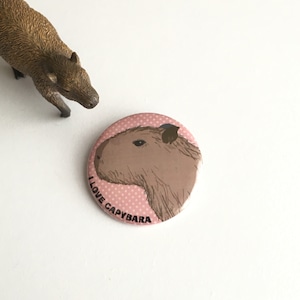 カピバラ缶バッジ「I LOVE CAPYBARA」44mm