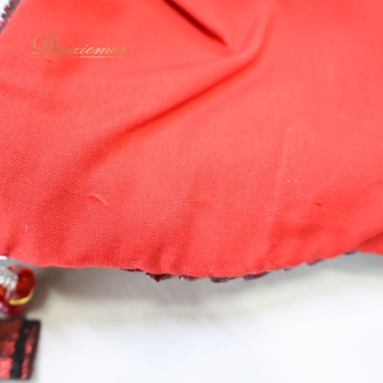 ベリーダンス オリエンタル 衣装 上下セット レッド系 トップス スカート アーム飾り 腕飾り 頭飾り 赤 スパンコール ビーズ ラインストーン 豪華 装飾 華やか 鮮やか キラキラ ステージ イベント ダンス衣装