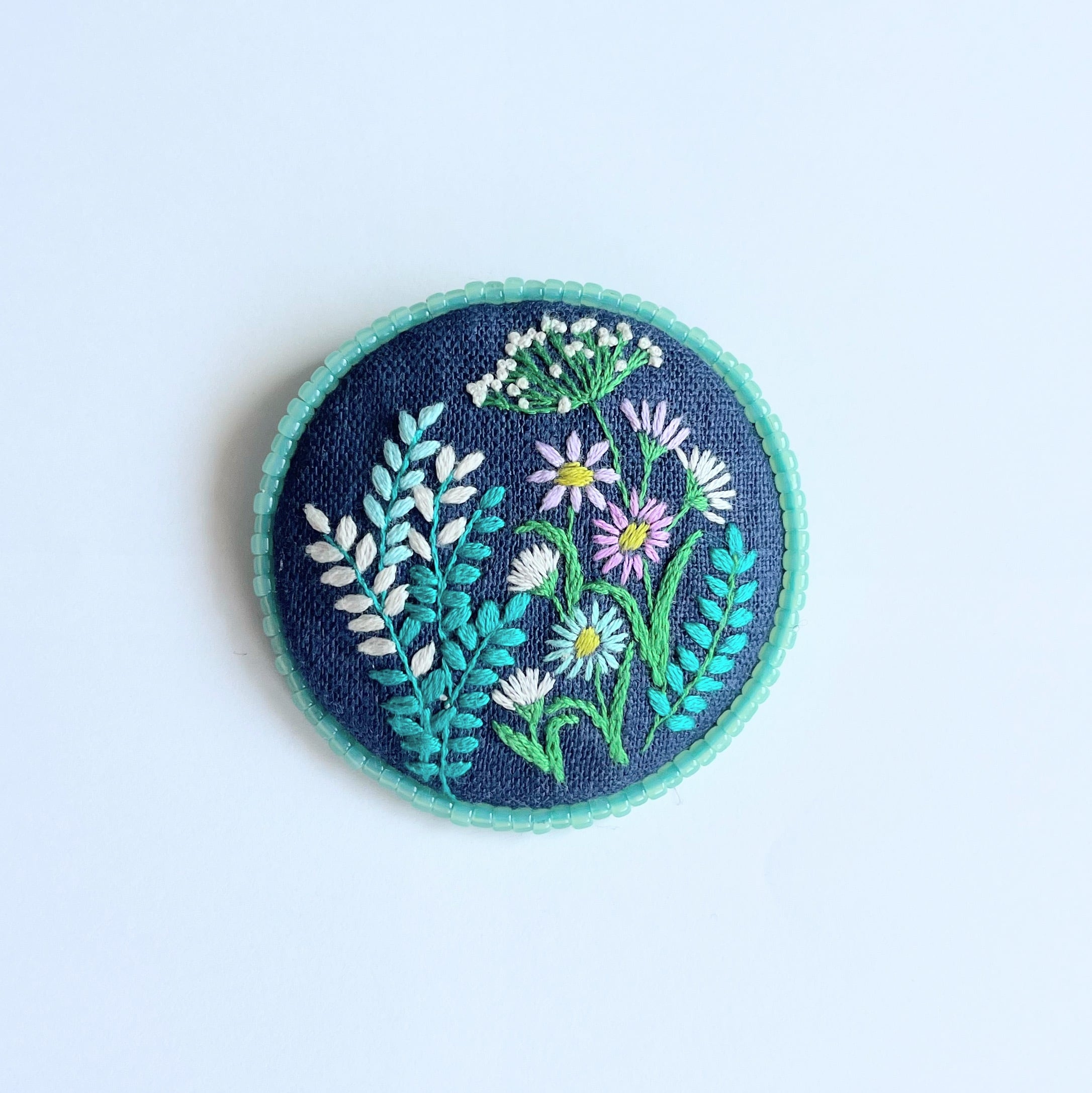 ビーズで飾った草花の刺繍ブローチ【botanical】#298 | PAY ID
