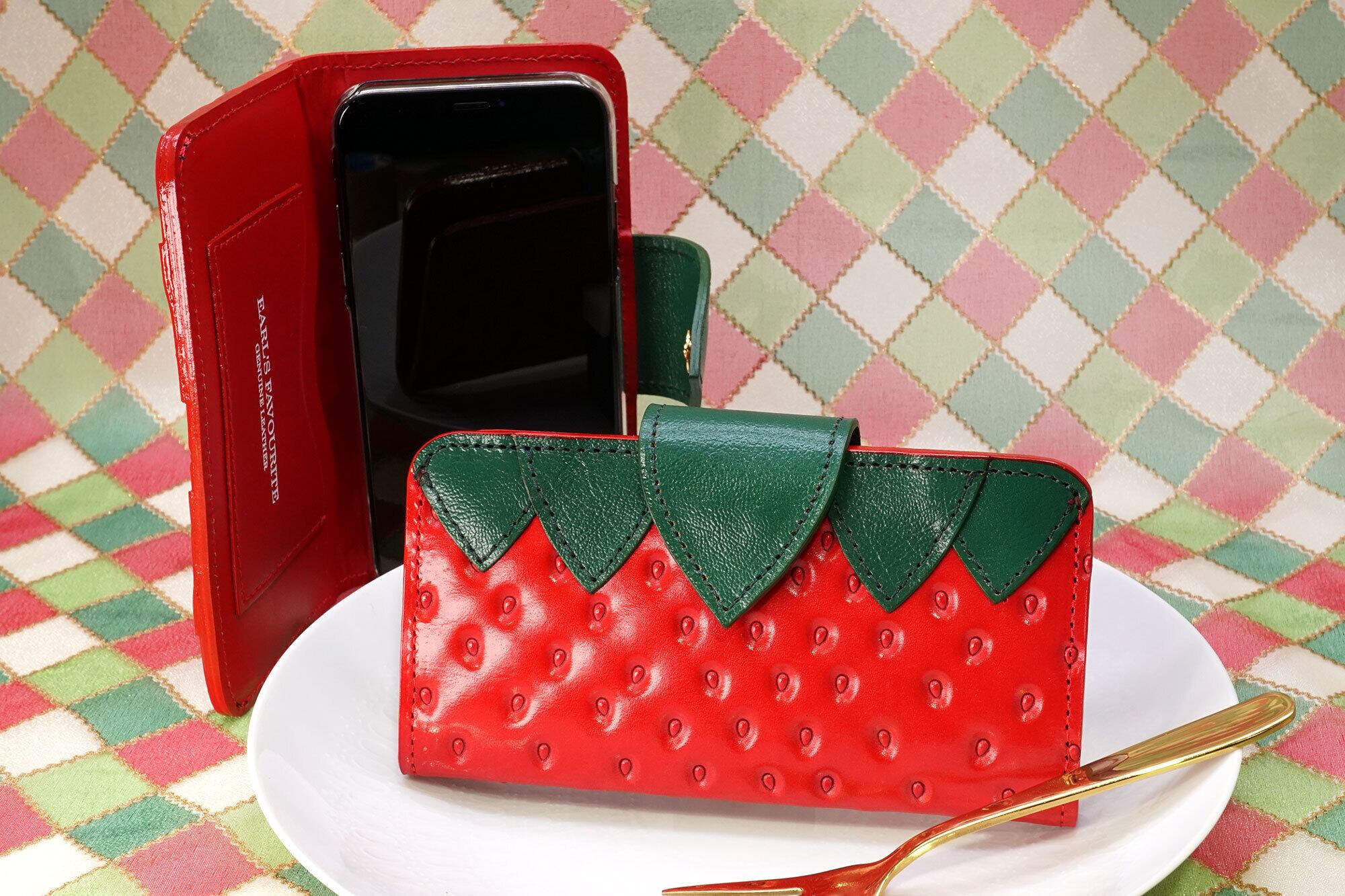 ヘタ付きいちごなスマホケース Mサイズ Iphone X Xs 12など多機種対応 Earl S Favourite アールスフェボリット