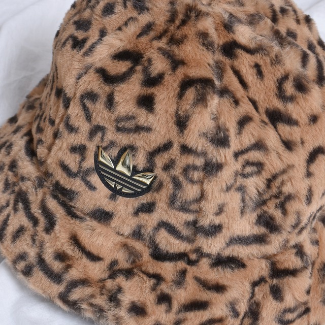 【adidas】ふわもこ ヒョウ柄ファーバケットハット