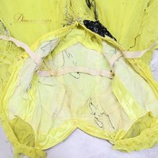 社交ダンス 衣装 スタンダード ドレス ワンピース 黄色 装飾 フリル ボリューム シルバー ダンス パーティ 発表会 黒 イエロー系 ブラック系 フロア映え ボリューム感 フェザー ファー 大人用 衣装 コスチューム パフォーマンス 目立つ おしゃれ 豪華