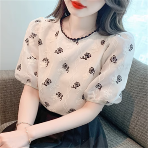 【送料無料】 トップス ブラウス 袖あり 半袖 ランタンスリーブ パフスリーブ クルーネック プルオーバー 透け感 薄手生地 かわいい 大人可愛い 大人女子 こなれ感 シンプル カジュアル 大人 上品 おしゃれ お洒落 ラフ コンサバ エレガント フェミニン 花柄 バラ 夏 20代 30代 40代 レディース 女性用 ママ デート お出かけ お茶会 女子会 休日 演奏会 授業参観 着回し プチプライス デイリーユース 普段使い 韓国 オルチャン ファッション 定番アイテム 着痩せ インスタ映え