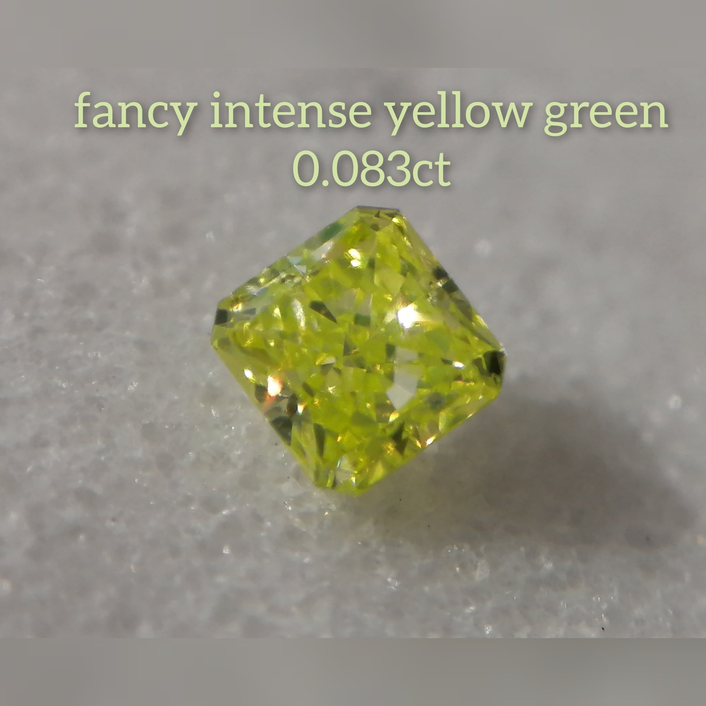 ①グリーンダイヤモンドルース 0.083ct fancy intense yellow green