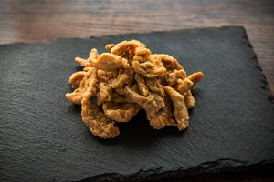 【おつまみ付きプラン】「和歌のめぐみ 有田のみかん酒」一升瓶＋おつまみ鶏皮セット【切り抜き酒第二十弾】