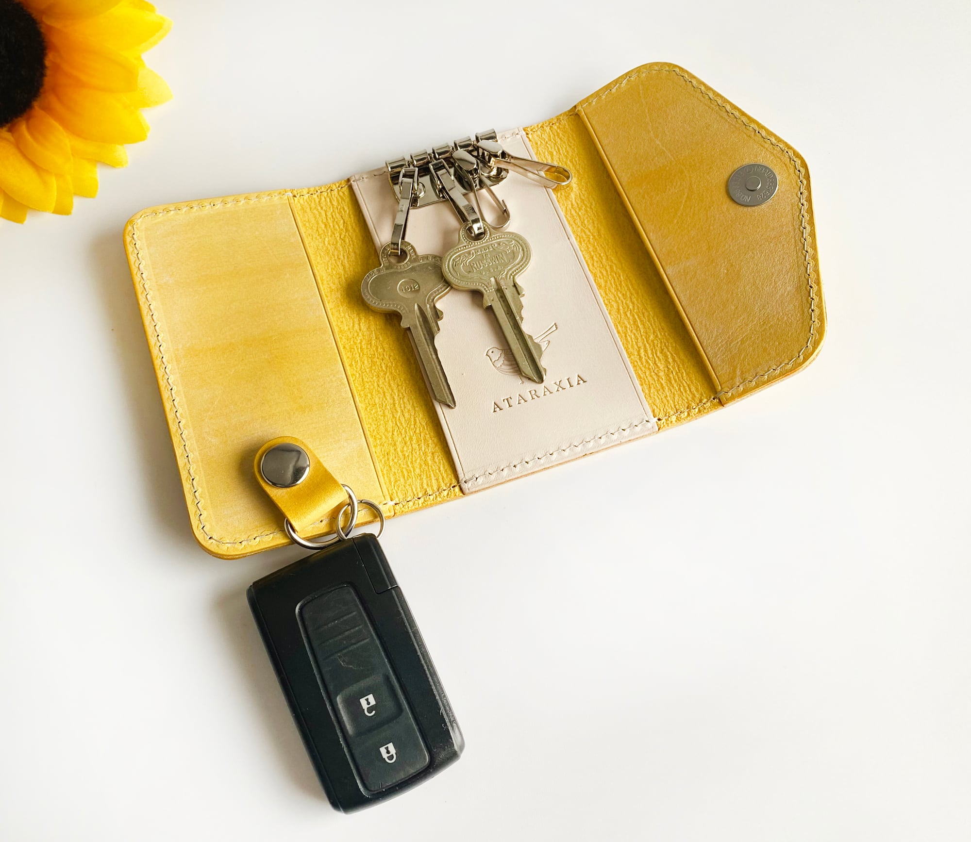 イタリアンレザーのマグネット式キーケース（ミモザイエロー）名入れ
