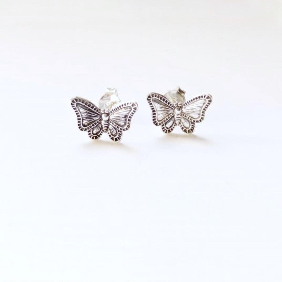 【ラスト1!】バタフライ オキシダイズ スタッド ピアス 蝶 チョウチョ