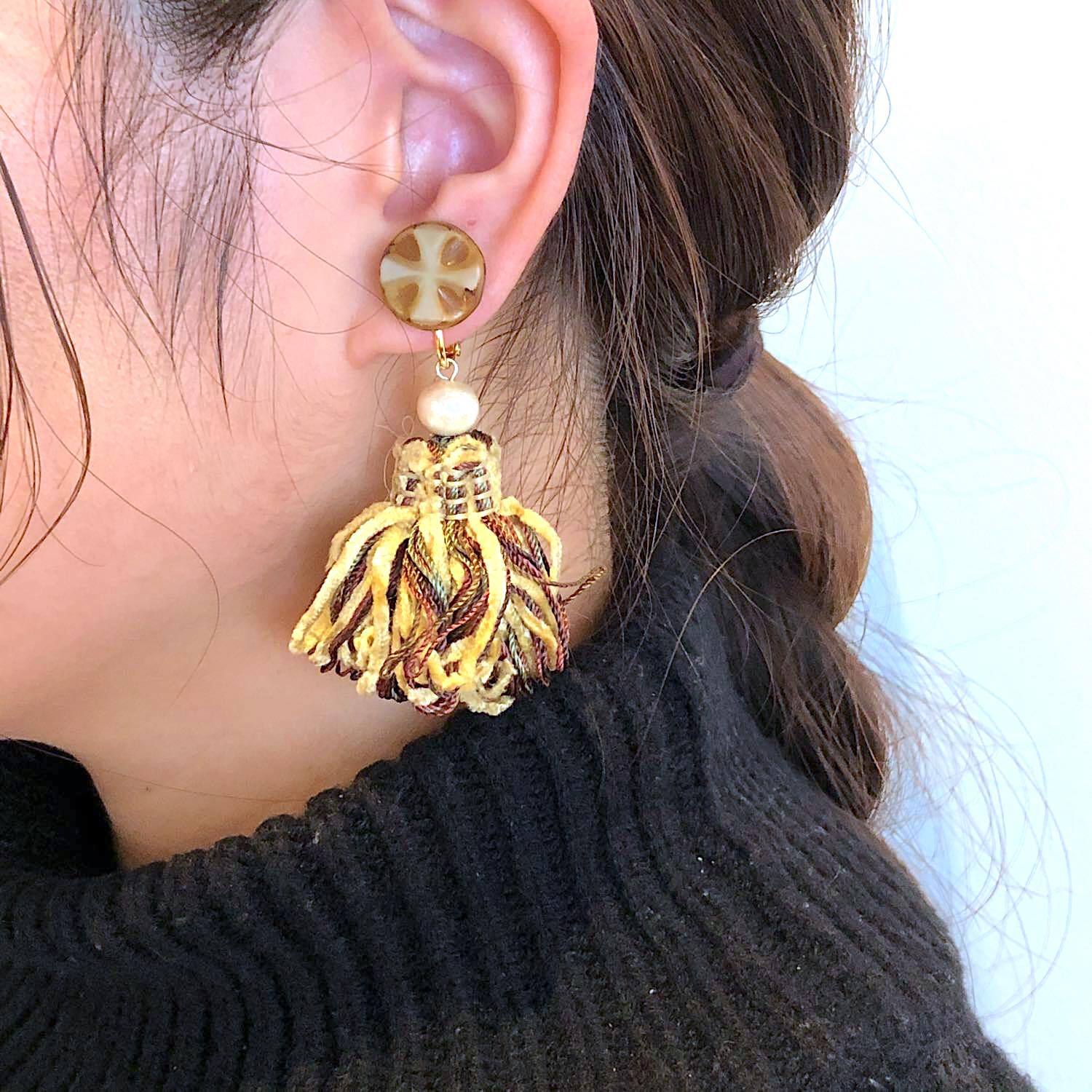 〈再入荷〉黄色いもこもこボリュームタッセルの〈ピアス/イヤリング〉