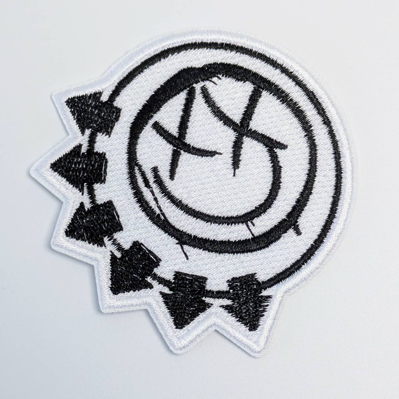 送料無料！ ★刺繍アイロンワッペン★【 ブリンク 182 ( blink-182、ブリンク ワン エイティートゥー )】   〚アメリカン雑貨 アメトイ〛